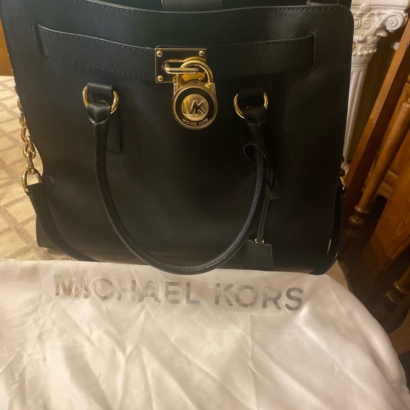 Michael Kors black shoulder bag. - Picture 4 of 5